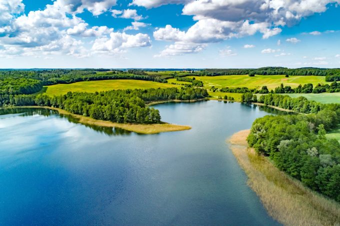 Działki na Warmii z linią brzegową jeziora Tejstymy